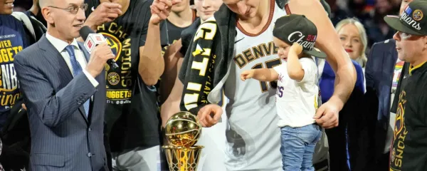 Nikola Jokić je pokal za prvaka NBA prejel v družbi hčerkice 
Ognjene, levo za njim je Vlatko Čančar. 

