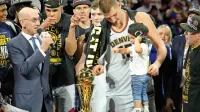 Nikola Jokić je pokal za prvaka NBA prejel v družbi hčerkice 
Ognjene, levo za njim je Vlatko Čančar. 

