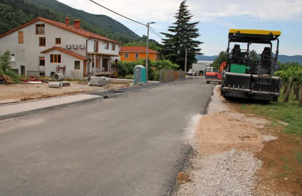 V Vrhpolju  zaključujejo obnovo 400 metrov dolgega odseka ceste, 
zato bo ta del prometnice danes in jutri  zaprt za promet. 