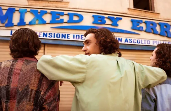 Druščina treh bratov iz Neaplja je sredi 80. letih minulega stoletja 
s svojo prodajalno kaset Mixed by Erry precej premešala karte na 
področju italijanskega glasbenega založništva.