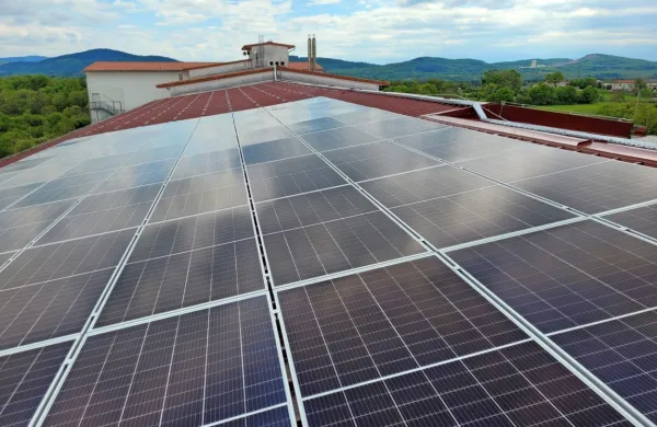 Sončni paneli se razprostirajo na 2300 kvadratnih metrih, kar 
predstavlja približno eno tretjino  nogometnega igrišča.