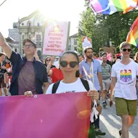 Parada ponosa: pozivi k solidarnosti in k skupnemu boju za človekovo dostojanstvo
