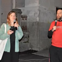   Prireditev povezujeta izkušena voditelja Miranda Bratki in Žiga X 
Gombač.