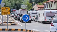 Glavna cesta čez Šmarje do Dragonje prejšnji petek zgodaj 
popoldne. Zgodilo se je že, da so ob četrtkih in petkih  promet v   
krožišču usmerjali  policisti.   