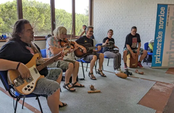 Prijetna popestritev delovnega dne z mini akustičnim koncertom 
Zmelkoow na koprskem sedežu Primorskih novic