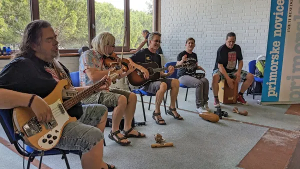 Prijetna popestritev delovnega dne z mini akustičnim koncertom 
Zmelkoow na koprskem sedežu Primorskih novic