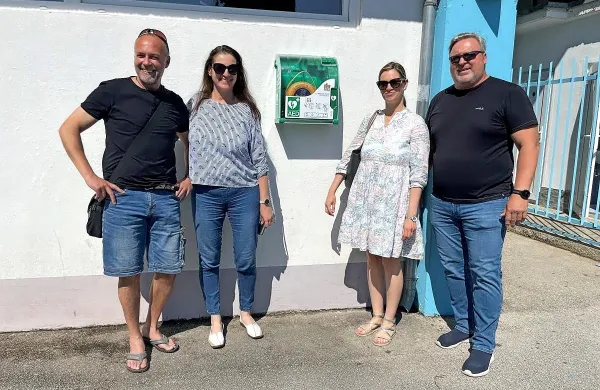 

Ob najnovejšem defibrilatorju pri nogometnem stadionu (z leve):  
Aleksander Janev in  Branislava Lipar iz Centra za kulturo, šport in 
prireditve, Nina Ivančič Šavron iz občinskega urada za družbene 
dejavnosti in dobavitelj medicinske opreme  Denis Kekič 