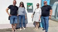 

Ob najnovejšem defibrilatorju pri nogometnem stadionu (z leve):  
Aleksander Janev in  Branislava Lipar iz Centra za kulturo, šport in 
prireditve, Nina Ivančič Šavron iz občinskega urada za družbene 
dejavnosti in dobavitelj medicinske opreme  Denis Kekič 