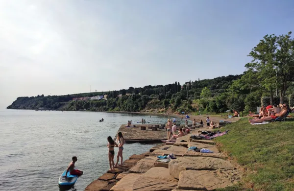Kulturno prizorišče, počitniško varstvo in varno plavalno okolje - 
vse to je prostor pod Valdoltro.  
