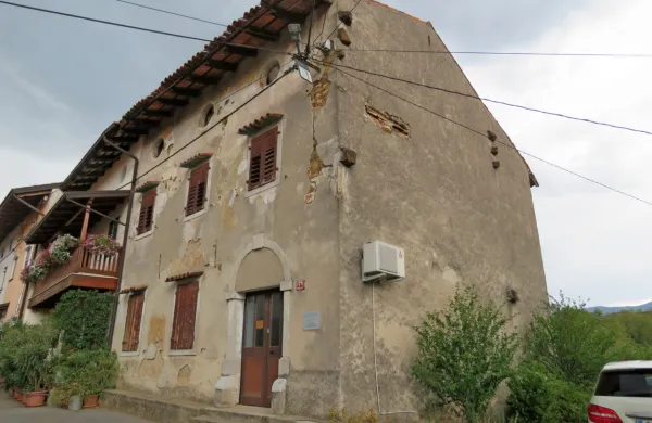 Hiša aleksandrink je zelo dotrajana, prenova je nujno potrebna. 