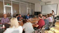 Program  srečanja Slovencev doma, v zamejstvu in po svetu so 
predstavili generalni tajnik izseljenskega društva Gregor Kocmur, 
predsednik društva Uroš Zorn, vipavski župan Anton Lavrenčič in 
minister za  Slovence v zamejstvu in po svetu Matej Arčon.