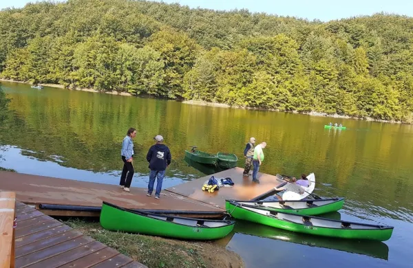  Občina in TIC iščeta rešitve, kako bi kanuje čim prej spravili nazaj v jezero. 