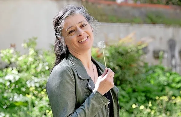 Igralka Nikla Petruška Panizon na vrtu muzeja Sartorio v posnetku 
iz video-promocije festivala Let's Play 