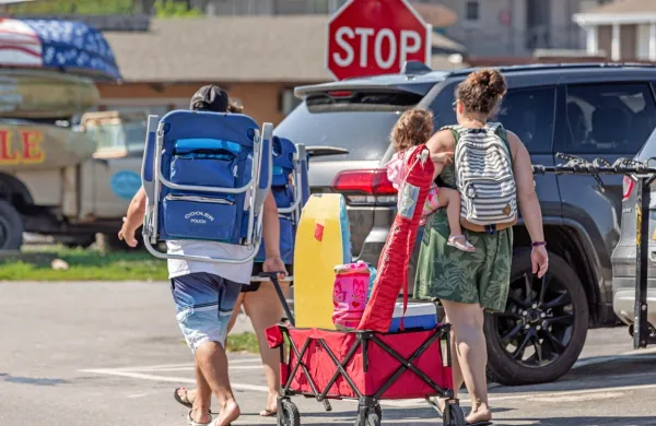  Starši morajo biti izjemno pozorni, da  otrok nikoli ne pustijo v pregretem avtu.