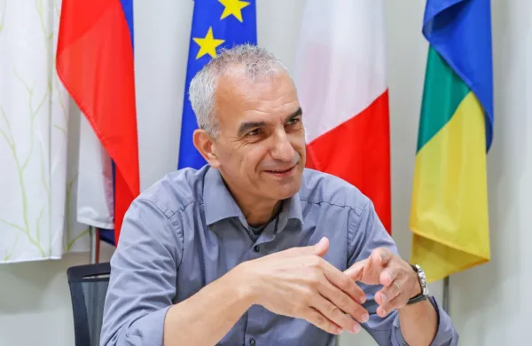 Ankaranski župan Gregor Strmčnik je prepričan, da bodo še v tem 
mandatu krajani dočakali številne rešitve, ki jim bodo olajšale 
življenje. Ali se bo potem potegoval še za tretji mandat, ostaja 
zavito v skrivnostni nasmešek. Kaže pa, da ga privlači misel na 
upokojitev. 