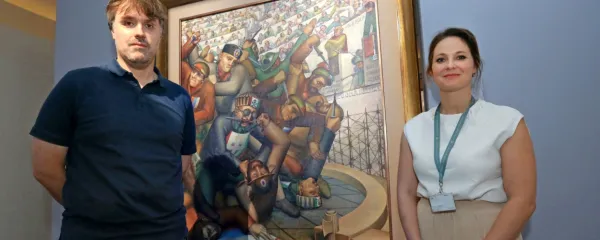Marko Ličina in Tina Fortič Jakopič, za njima pa slika Kruha in 
iger.