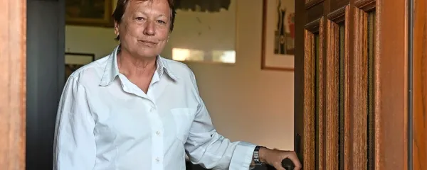Magda Jevnikar na svojem domu v Bazovici.