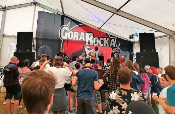 Gora Rocka je v polnem teku.