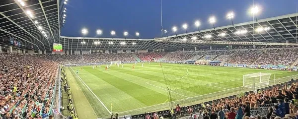 Na tribunah je bilo vzdušje dobro, navijaško.