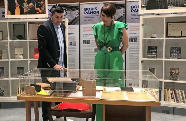 Urška Perenič na razstavi o Borisu Pahorju v Ljubljani