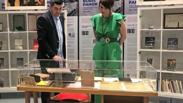 Urška Perenič na razstavi o Borisu Pahorju v Ljubljani