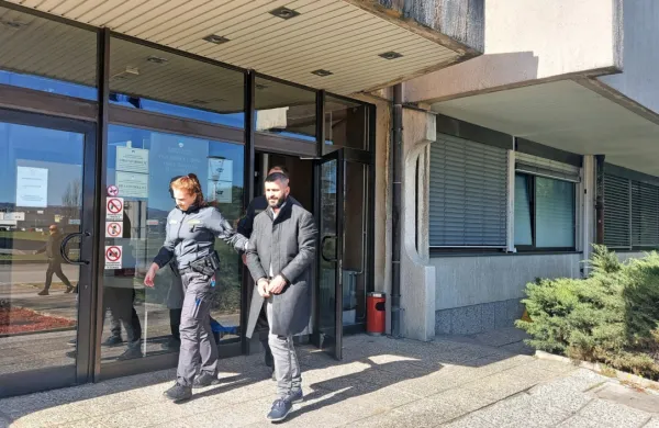Elton  Shkurti, ki naj  bi  se  za  posle  dogovarjal  iz  zaporniške  celice,  
na  sodišču  v  Kopru  krivde  za  očitke  tožilstva  ni  priznal.