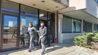 Elton  Shkurti, ki naj  bi  se  za  posle  dogovarjal  iz  zaporniške  celice,  
na  sodišču  v  Kopru  krivde  za  očitke  tožilstva  ni  priznal.