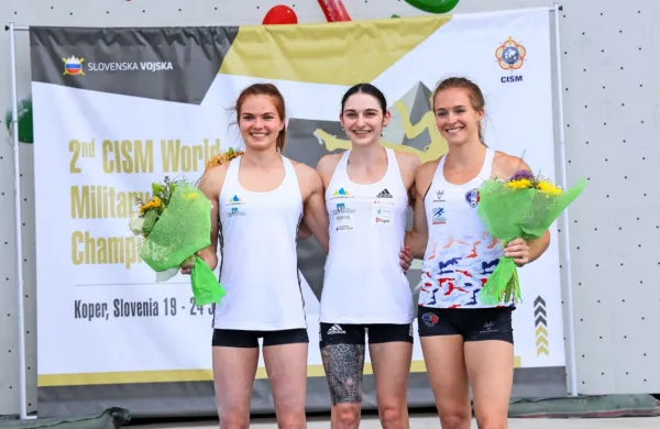 Najboljše vojakinje na svetu v težavnostnem plezanju: v sredini je 
svetovna prvakinja Mia Krampl, levo je srebrna Vita Lukan, desno 
pa tretja Francozinja Julia Chanourdie.