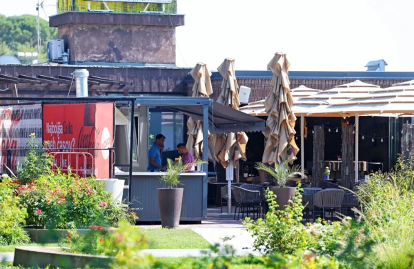 Sosedje so jezni, ker jim pred očmi raste nelegalen zabojnik z 
gostinsko ponudbo.