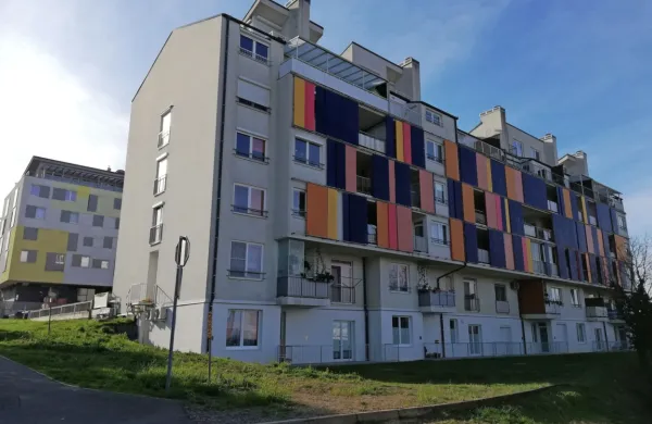 Neprofitni blok Livade  je iz leta 2009.   