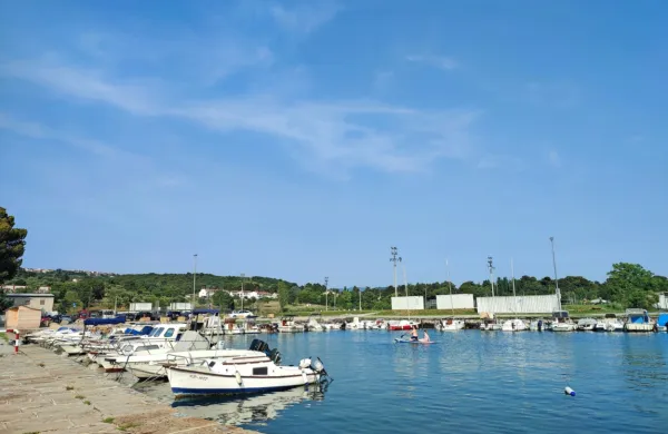 Krajevno pristanišče na Sv. Katarini ima 145 priveznih mest, 
zasedena pa so prav vsa. Posebnost je, da je kamnit pomol 
zaščiten kot kulturna dediščina.