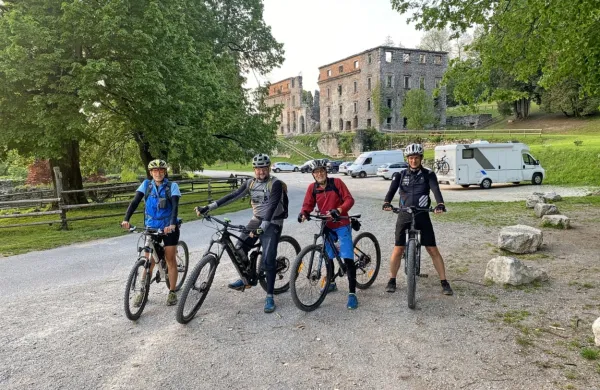 Vodene  kolesarske ture v regijo  privabljajo vse več tujcev. Na fotografiji skupina kolesarjev ob ruševinah gradu Haasberg v bližini Planine. 