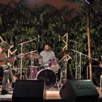 Lani je na Sajeti nastopil etno jazz trio M. U. G. 