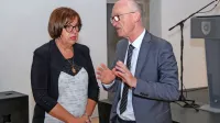 Članica uprave Nevenka  Kržan  z  odvetnikom  Stojanom  Zdolškom,  
ki je  včeraj  vodil  skupščino Luke Koper.