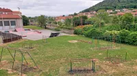  Večina elementov v obstoječem parku je dotrajanih, ocenjujejo na 
občini, zato je čas za celovito prenovo območja ob Ljudski 
univerzi.