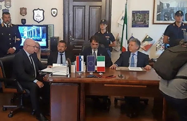 V Trstu so včeraj predstavili rezultate mednarodne kriminalistične 
preiskave. Vodja koprskih kriminalistov Primož Ogrinc sedi drugi 
z leve. 