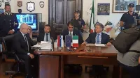 V Trstu so včeraj predstavili rezultate mednarodne kriminalistične 
preiskave. Vodja koprskih kriminalistov Primož Ogrinc sedi drugi 
z leve. 