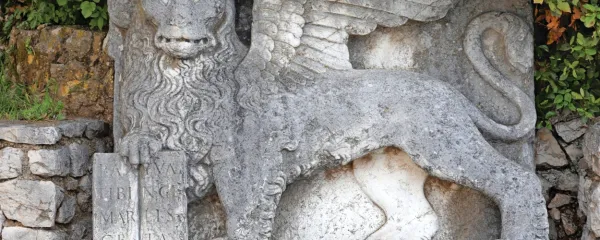 Markov lev s Trsata   je    več stoletij krasil   glavni  vhod  v koprsko 
Armerijo.  