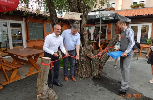 Trak  sta prerezala minister Uroš Brežan (levo) in podžupan ter 
vodja delovne skupine za vodovod Lom Oton Bratuž. 