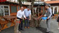 Trak  sta prerezala minister Uroš Brežan (levo) in podžupan ter 
vodja delovne skupine za vodovod Lom Oton Bratuž. 