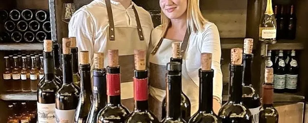 Ela Kristančič in Grega Berce, gostitelja v vinoteki Movia tik ob ljubljanski mestni hiši.