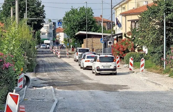 Do julija ostaja delna zapora v smeri Italije, in sicer od zadružnega 
doma do semaforja. 