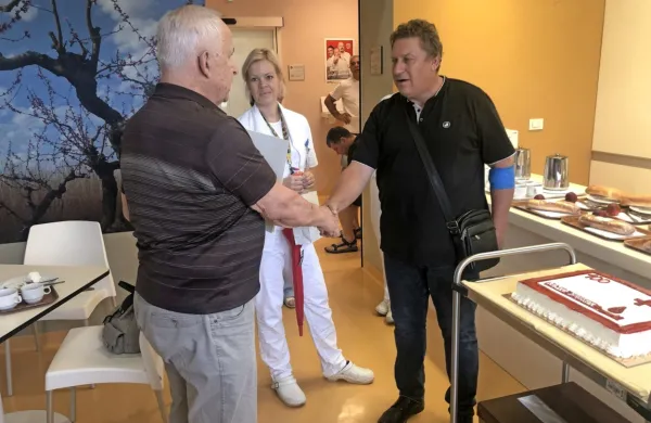 Rajku Baskarju (na fotografiji desno) se je za humanost zahvalil
nekdanji predsednik RK Nova Gorica Dušan Ambrožič, ki je tudi
sam 103-krat daroval kri.