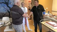  Rajku Baskarju (na fotografiji desno) se je za humanost zahvalil 
nekdanji predsednik RK Nova Gorica Dušan Ambrožič, ki je tudi 
sam 103-krat daroval kri. 