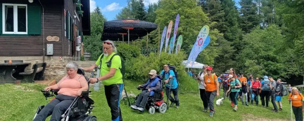 Po druženju pri Koči na Žavcarjevem vrhu so se vsi udeleženci, 
skupaj jih je bilo okoli 120, odpravili do Svetega Duha na Ostrem 
Vrhu. 