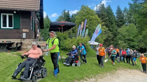 Po druženju pri Koči na Žavcarjevem vrhu so se vsi udeleženci, 
skupaj jih je bilo okoli 120, odpravili do Svetega Duha na Ostrem 
Vrhu. 