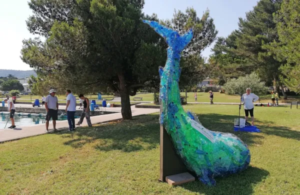 Instalacija kita iz odpadnih plastenk v izolski marini:  v dolžino 
meri tri metre, v višino več kot dva metra.  