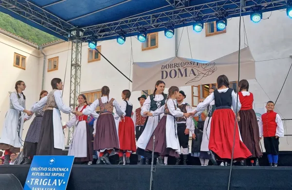 Otroška folklorna skupina Triglav iz Banja Luke je s spletom koroških plesov navdušila občinstvo.  