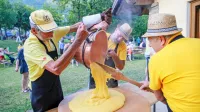 Gostitelji  praznika iz turističnega društva Šmihel-Ozeljan so za 
obiskovalce skuhali približno 250 kilogramov polente. 
