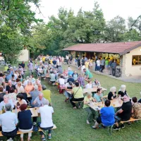 Pester nedeljski praznični utrip na ozeljsnskem grajskem vrtu